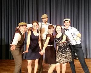Die Referendarin Emese Frieg-Molnar und ihre Swing-Jugend versetzten uns mit ihrer Choreographie und den wunderschönen Kostümen in die 20er Jahre zurück.
