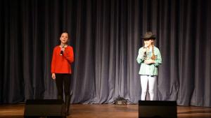 Hannah (6d) und Katrin (6d) entzückten das Publikum mit ihrem Lied "Tür auf".