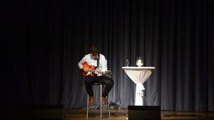 Kerim (Q1) faszinierte das Publikum mit seinen eigenen Improvisationen auf der Gitarre.