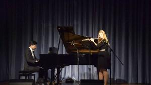 Kawe (Q2) und Kirsten (Q2) nahmen das Publikum mit auf eine musikalische Reise in die gefühlvolle und virtuose persische Musik.