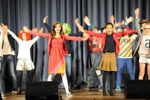 Die Musical-AG von Frau Konrads eröffnete den Abend mit einem farbenfrohen Tanz aus ihrem aktuellen Musical.