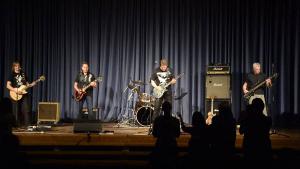 Vier ehemalige Schüler (Abitur 1987) sind Teil der Band "Johnny the Foxx". Sie sorgten mit "China Girl" und "Sweet Dreams" für Standing Ovations.