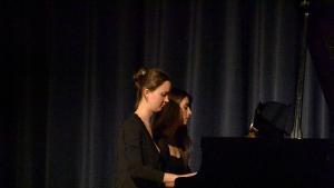 Elena (EF) und Franziska (Q2) zeigten großes pianistisches Talent. Sie spielten Mozarts C-Dur Sonate vierhändig.