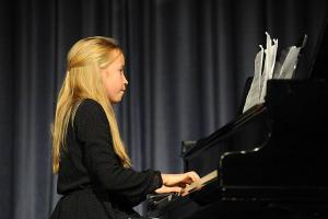 Paula (6f) entführte uns in die Welt der fabelhaften Musik und verzauberte uns durch ihr wunderschönes Klavierspiel.