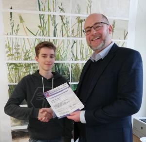 Herr Flaskamp gratuliert Nicolas Binninger
