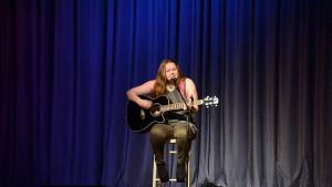 Janina (Q1) beeindruckte das Publikum, indem sie sich selbst auf der Gitarre begleitete.